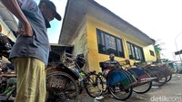 Sejumlah tukang becak menunggu penumpang di Pasar Pondok Gede, Kota Bekasi, Jumat (17/6/2022).