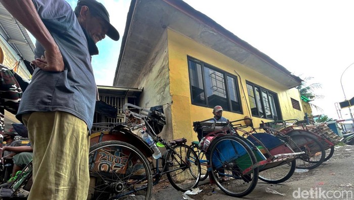 Becak merupakan salah satu transportasi tradisional yang masih wara-wiri di sejumlah wilayah. Di Bekasi, becak tetap jadi andalan untuk mobilitas warga.