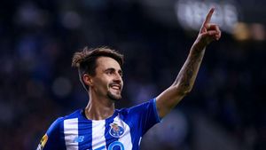 Potret Fabio Vieira, Gelandang Muda yang Segera Merapat ke Arsenal