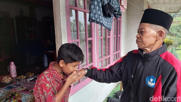 Potret Guru Honorer di Pelosok KBB Berbatasan dengan Cianjur