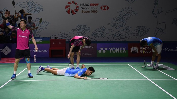 Pebulu tangkis ganda putra Malaysia Aaron Chia (kiri) dan Soh Wooi Yik (kedua kiri) memanggilkan tim medis saat ganda putra Indonesia Yeremia Erich Yoche Yacob (kedua kanan) yang berpasangan dengan Pramudya Kusumawardana cedera dalam laga Perempat Final Indonesia Open 2022 di Istora Senayan, Jakarta, Jumat (17/6/2022). Pramudya/Yeremia Rambitan gagal melangkah ke Semifinal usai kalah 21-14, 12-21, 20-22. ANTARA FOTO/Sigid Kurniawan/wsj.