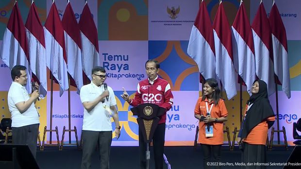 Presiden Joko Widodo Melakukan Silaturahmi dengan Alumni Penerima Kartu Prakerja, Kabupaten Bogor, 17 Juni 2022. (Tangkapan Layar via Youtube Sekretariat Presiden)