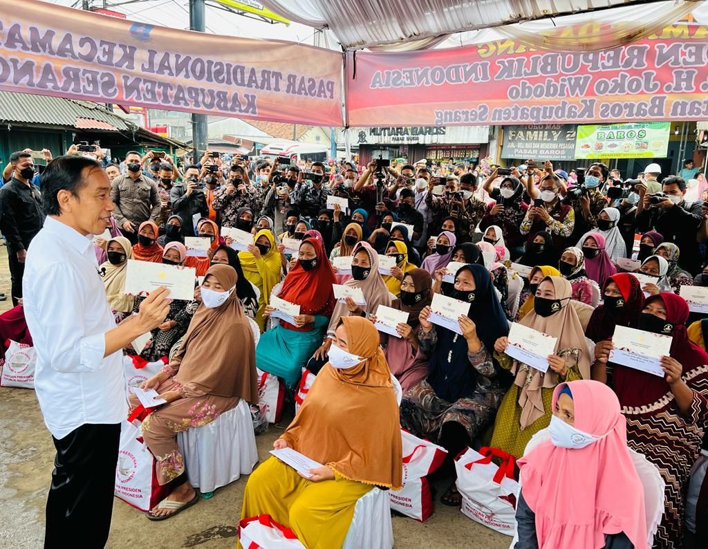 Presiden Joko Widodo mengunjungi Pasar Baros, Kabupaten Serang, Banten, Jumat, 17 Juni 2022. (Foto: Laily Rachev - Biro Pers Sekretariat Presiden)