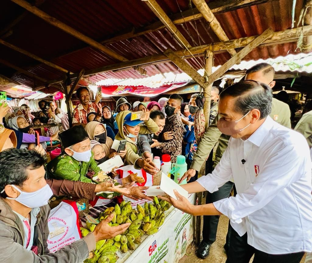 Presiden Joko Widodo mengunjungi Pasar Baros, Kabupaten Serang, Banten, Jumat, 17 Juni 2022. (Foto: Laily Rachev - Biro Pers Sekretariat Presiden)