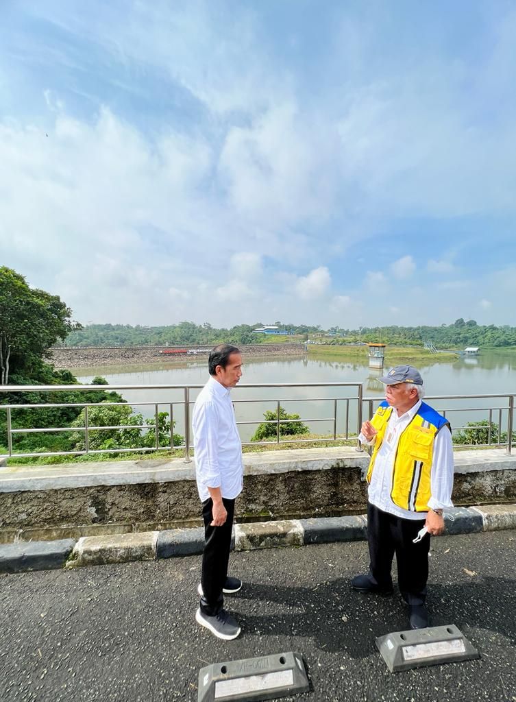 Presiden Joko Widodo meninjau Bendungan Sindangheula yang terletak di Kabupaten Serang, Provinsi Banten, pada Jumat, 17 Juni 2022. (Foto: Laily Rachev - Biro Pers Sekretariat Presiden)