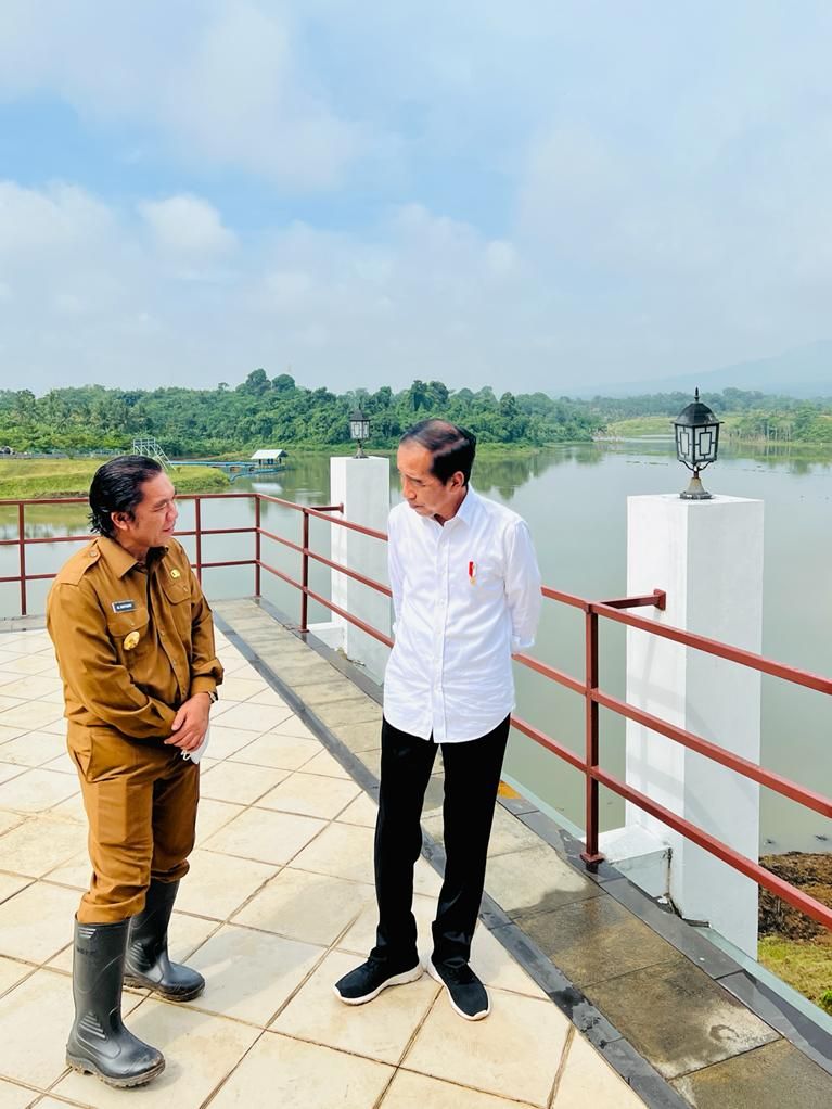 Presiden Joko Widodo meninjau Bendungan Sindangheula yang terletak di Kabupaten Serang, Provinsi Banten, pada Jumat, 17 Juni 2022. (Foto: Laily Rachev - Biro Pers Sekretariat Presiden)