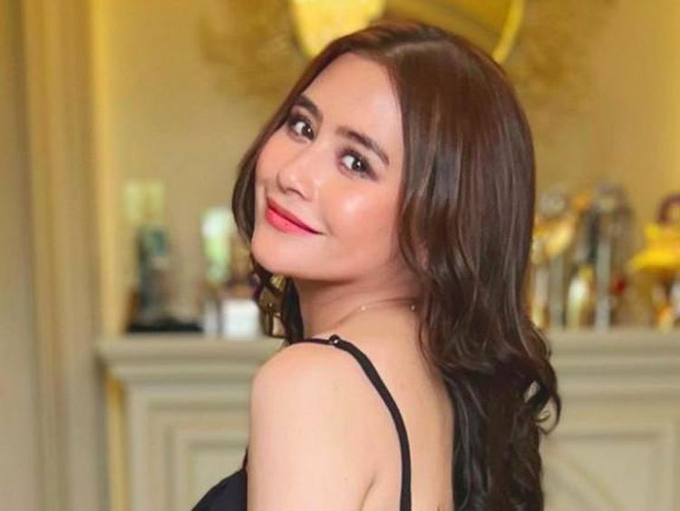 Cantik Banget! 5 Pesona Prilly Latuconsina Bergaun Hitam