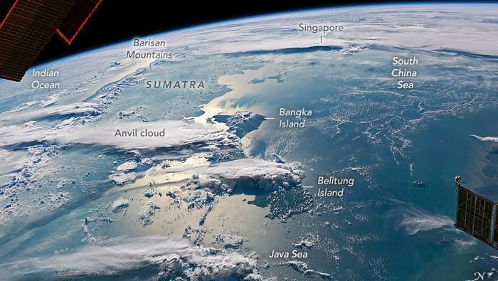 Pulau Sumatra dari antariksa
