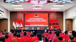 Foto Ganjar-Bobby di Sekolah PDIP, Penampilan Gibran Beda Sendiri