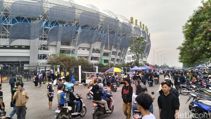 Ribuan bobotoh dan bonek di Stadion GBLA.