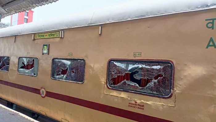 Ricuh! Gerbong Kereta di India Dibakar Massa, Ini Penampakannya Massa di Chapra, India, gelar aksi unjuk rasa menentang skema perekrutan tentara 'Agnipath'. Aksi itu diwarnai pembakaran gerbong kereta. Ini penampakannya.