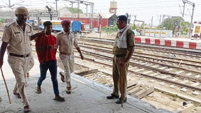 Massa di Chapra, India, gelar aksi unjuk rasa menentang skema perekrutan tentara 'Agnipath'. Aksi itu diwarnai pembakaran gerbong kereta. Ini penampakannya.
