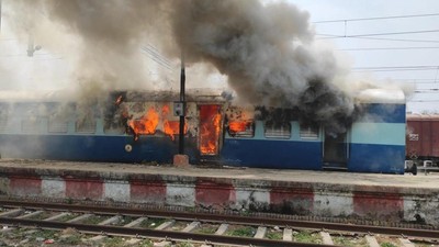 Ricuh, Gerbong Kereta di India Dibakar Massa, Ini Penampakannya