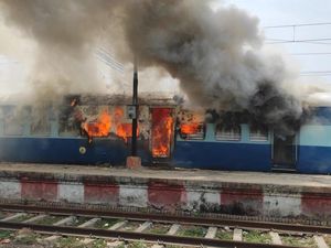 Ricuh, Gerbong Kereta di India Dibakar Massa, Ini Penampakannya