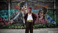 Arwan berpose di depan mural dengan gambar Jawara. Ia merupakan salah satu tokoh di Kampung Gabus yang kini menjabat sebagai ketua RT 01 di Kampung Gabus Tengah Desa Srimukti. Beliau adalah salah satu sosok yang menjaga Kampung Gabus hingga saat ini. 