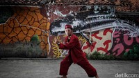 Danny berpose di depan mural ikan gabus yang menjadi salah satu ikon kampung tersebut. Ia merupakan salah satu warga asli Kampung Gabus. Konon penamaan Kampung Gabus adalah dikarenakan dulunya kampung ini merupakan rawa dan banyak ikan gabusnya.