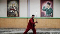 Dan yang ini adalah Supandi Kemis atau biasa dipanggil Supandi Bewok. Beliau adalah guru besar pencak silat Pedepokan Satria Panulung sekaligus Jawara di Kampung Gabus Bekasi.