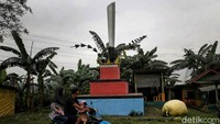 Kampung Gabus Bekasi ini lebih tersohor sebagai kampung jawara dengan golok sebagai simbol dari kampung mereka. Seperti yang terlihat di satu satunya sisi jalan atau persimpangan yang menggunakan tugu golok. Terlebih diperbatasan-perbatasan kampung mereka.