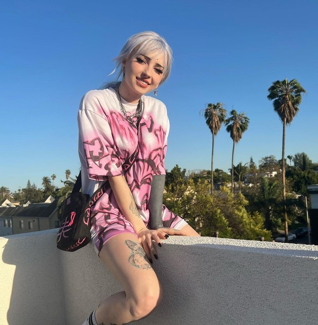 Tapi sayangnya banyak juga yang menghina tato tersebut. Tanganmu seperti membusuk, Jadi sekarang kamu setengah hitam, Apa artinya tato itu? Apa sakitnya  tulis netizen dalam videonya.Foto: Instagram @runabyte