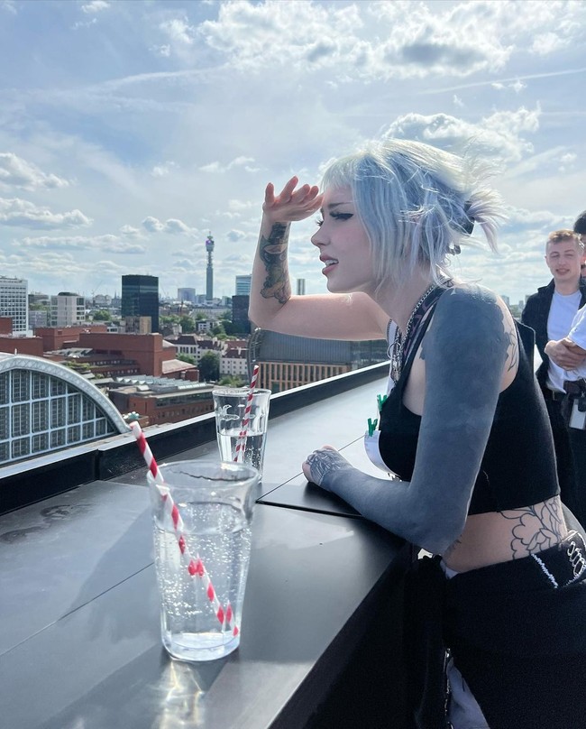 Seorang streamer Twitch bernama Runa dikenal dengan penampilannya yang cantik, seksi, dan ekstrem. Runa memiliki banyak tato yang memenuhi bagian lengannya yang baru-baru ini jadi perbincangan.Foto: Instagram @runabyte