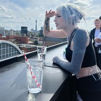 Seorang streamer Twitch bernama Runa dikenal dengan penampilannya yang cantik, seksi, dan ekstrem. Runa memiliki banyak tato yang memenuhi bagian lengannya yang baru-baru ini jadi perbincangan.Foto: Instagram @runabyte