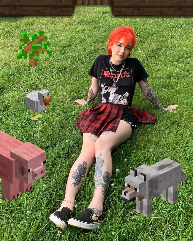 Wanita yang juga seniman tato dan gamer itu pun tampaknya tidak mendengarkan pendapat netizen. Ia tak ragu untuk menunjukkan tato terbarunya dalam berbagai konten. Foto: Instagram @runabyte