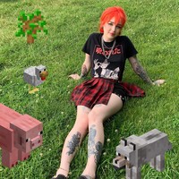 Wanita yang juga seniman tato dan gamer itu pun tampaknya tidak mendengarkan pendapat netizen. Ia tak ragu untuk menunjukkan tato terbarunya dalam berbagai konten. Foto: Instagram @runabyte