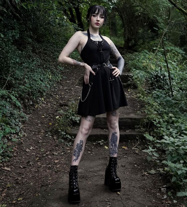 Wanita yang juga seniman tato dan gamer itu pun tampaknya tidak mendengarkan pendapat netizen. Ia tak ragu untuk menunjukkan tato terbarunya dalam berbagai konten. Foto: Instagram @runabyte