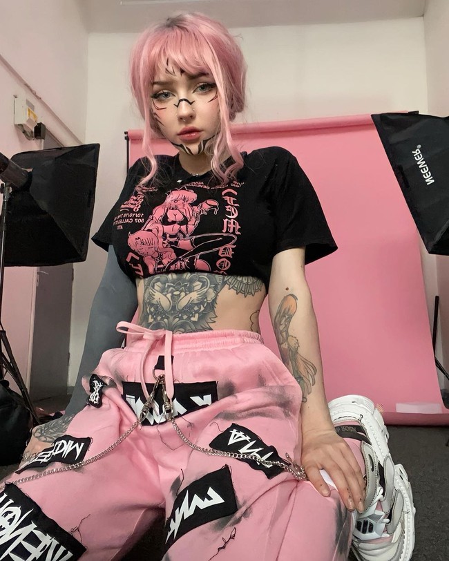 Ya, lenganku seperti membusuk karena aku sebenarnya zombie Minecraft, tulisnya dalam keterangan video.Foto: Instagram @runabyte