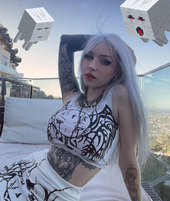 Sebelumnya Runa sudah memiliki banyk tato yang menghiasi banyak bagian tubuh. Penampilan Runa pun belakangan pun semakin ekstrem ketika wanita tersebut membuat tangannya berwarna hitam pekat.Foto: Instagram @runabyte