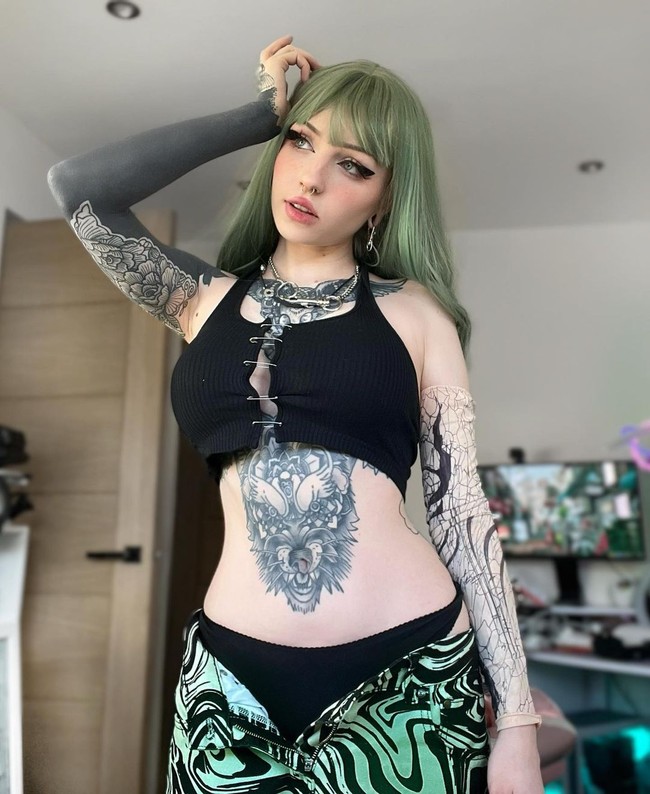 FoTak ingin membiarkan komentar tidak menyenangkan di kolom komentar media sosialnya, Runa menjawab pertanyaan mereka sekaligus menjelaskan tatonya. Akku tidak bilang semua pertanyaan ini menggangguku tapi aku bisa menebaknya, katanya di TikTok.to: Instagram @runabyte