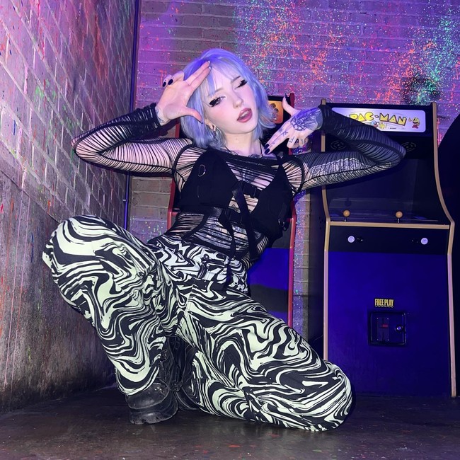 Tato hitam pekat di lengan kanannya itu menarik perhatian para penggemar. Runa mengaku banyak orang yang bertanya mengenai tato itu mulai dari rasa sakit hingga maknanya. Foto: Instagram @runabyte