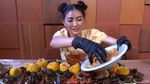 10 Potret Sarwendah yang Hobi Masak dan Mukbang Makanan Korea