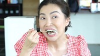Sarwendah juga pernah mengunggah momennya sedang menikmati semangkuk sayur yang hangat dan segar dan terlihat lahap menyantapnya. Foto: Foto: Instagram @sarwendah29