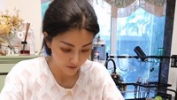 Sebagai seorang Ibu, Sarwendah kerap membuat makanan untuk anak-anaknya. Begini momennya saat membuatkan hot dog favorit ketiga anaknya. Foto: Foto: Instagram @sarwendah29
