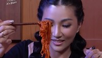 Ia bergabung dalam YouTUbe MOP Channel dan sering membagikan momennya memasak dan mukbang. Seperti mukbang aneka makanan Korea ini. Ada rabokki hingga mandu. Foto: Foto: Instagram @sarwendah29