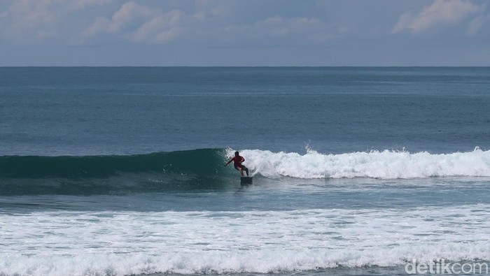 Selancar di Pantai Parangtritis Bantul.