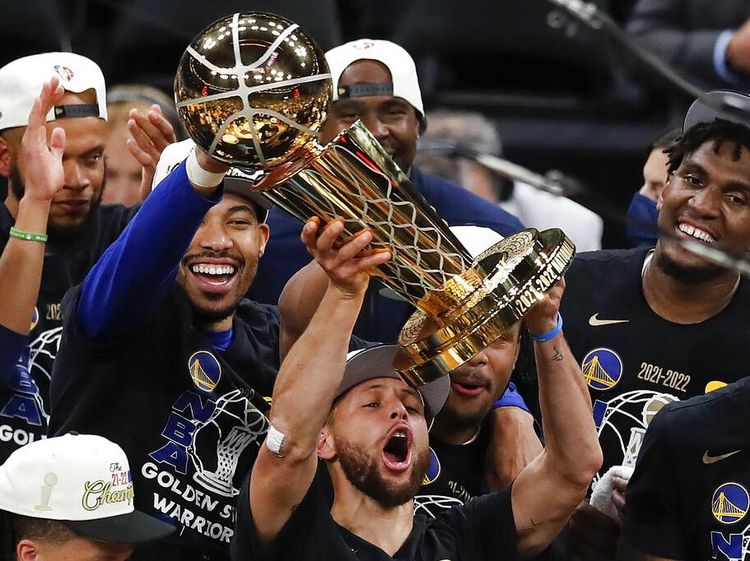 Senyum Lebar Pemain Golden State Warriors Sabet Juara NBA 2022