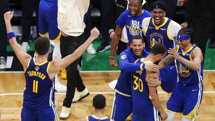 Senyum Lebar Pemain Golden State Warriors Juarai NBA 2022! Golden State Warriors guard Stephen Curry, center, holds up the Larry O'Brien Championship Trophy with teammates after defeating the Boston Celtics in Game 6 of basketball's NBA Finals, Thursday, June 16, 2022, in Boston. (AP Photo/Michael Dwyer)