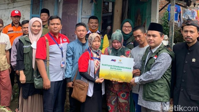 Simbolis bantuan renovasi rumah Fajar pelajar Garut.