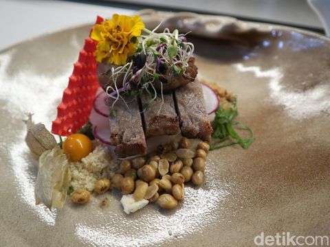 Soto Bandung buatan Vincero Social House dengan daging sirloin.