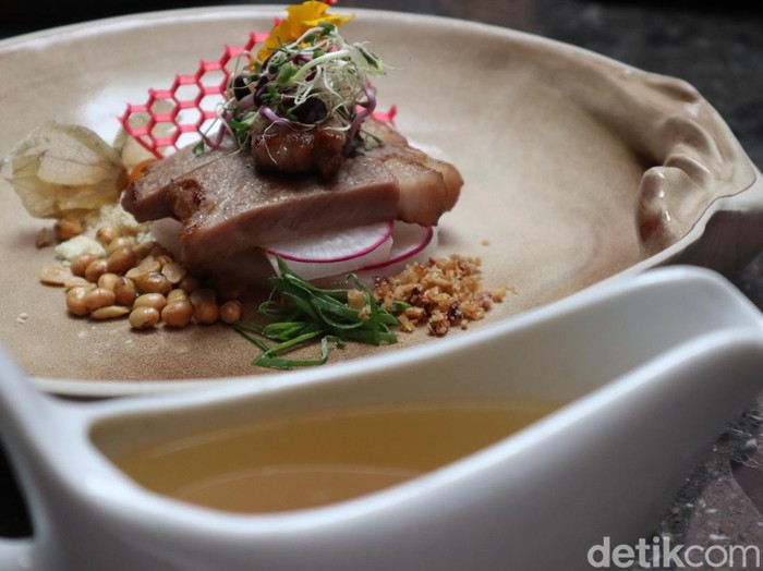 Soto Bandung buatan Vincero Social House dengan daging sirloin.