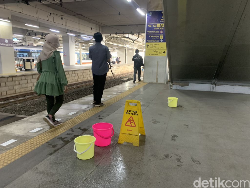 Stasiun Manggarai, eskalator masih mati, 17 Juni 2022. (Mulia Budi/detikcom)