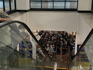 Stasiun Manggarai Ramai, Eskalator Masih Belum Beres