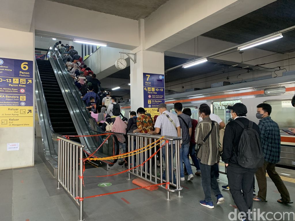 Stasiun Manggarai, eskalator masih mati, 17 Juni 2022. (Mulia Budi/detikcom)