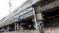 Sejumlah penumpang KRL tampak beraktivitas di area Stasiun Matraman yang mulai beroperasi hari ini, Jumat (17/6/2022).