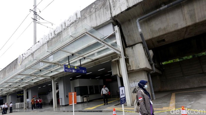 Stasiun Matraman Mulai Diuji Coba, Begini Suasananya Stasiun Matraman mulai beroperasi hari ini. Diketahui, Uji coba stasiun akan dilakukan selama tujuh hari untuk kemudian dievaluasi oleh pihak PT KAI Commuter.