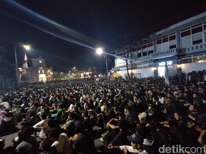 Piala Presiden 2022: Dua Bobotoh Tewas, Bonek dan Bonita Kirim Doa