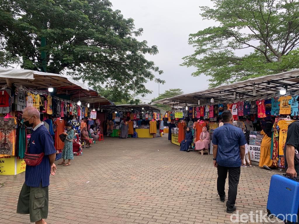 Suasana pedagang Lenggang Jakarta di lokasi sementara usai kebakaran, 17 Juni 2022. (Mulia Budi/detikcom)