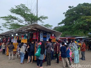 Pedagang Lenggang Jakarta Berharap Monas Buka Sampai Malam